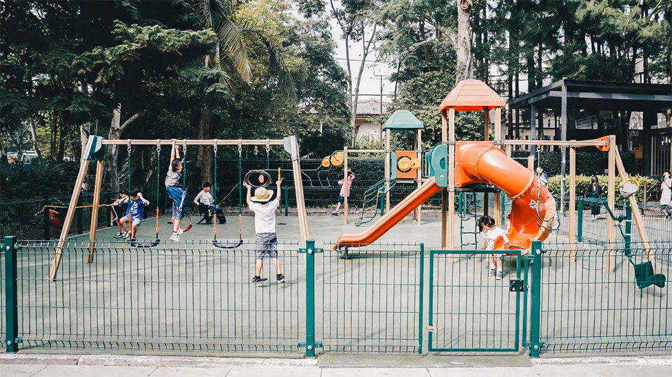 Een speeltuin met een hek...